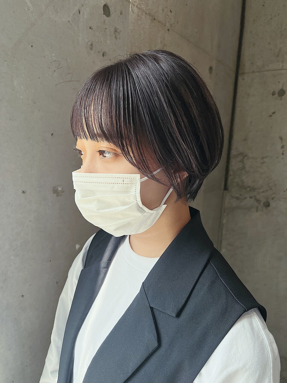 アッシュグレーの耳かけショート