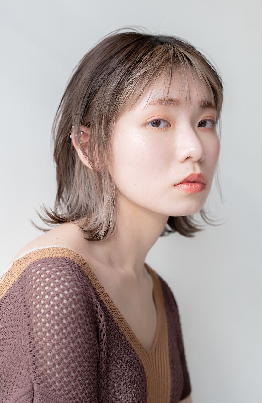 フェイスフレーミングカラーと、外ハネレイヤーボブ。