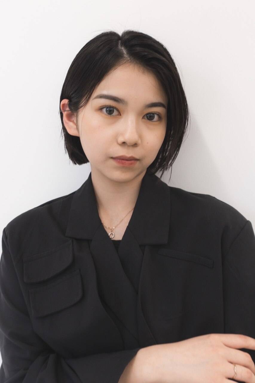 黒髪ミニボブでクールなお洒落女子