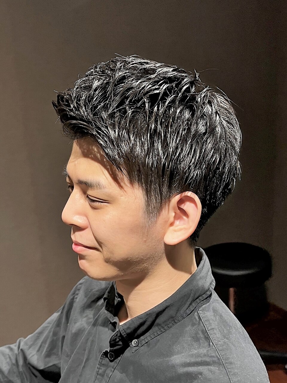 ビジネスカジュアル 黒髪ツーブロックショート 束感アップバング