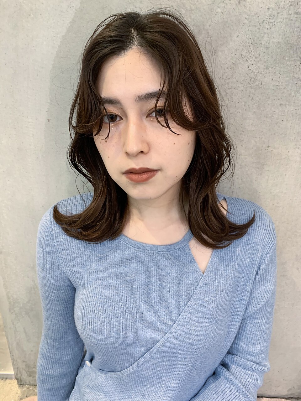 韓国風ゆる巻き_アースカラーくびれヘアツートンカラー_8987
