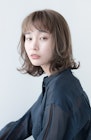 ハイライトを入れた外ハネレイヤーミディアムボブ