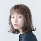 ハイライトを入れた外ハネレイヤーミディアムボブ