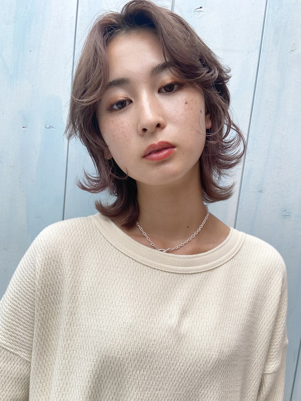 外ハネレイヤースタイル_くびれヘアツートンカラー_38729