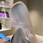 ba1057_プラチナハイトーンカラーシルキーベージュウェーブ巻き