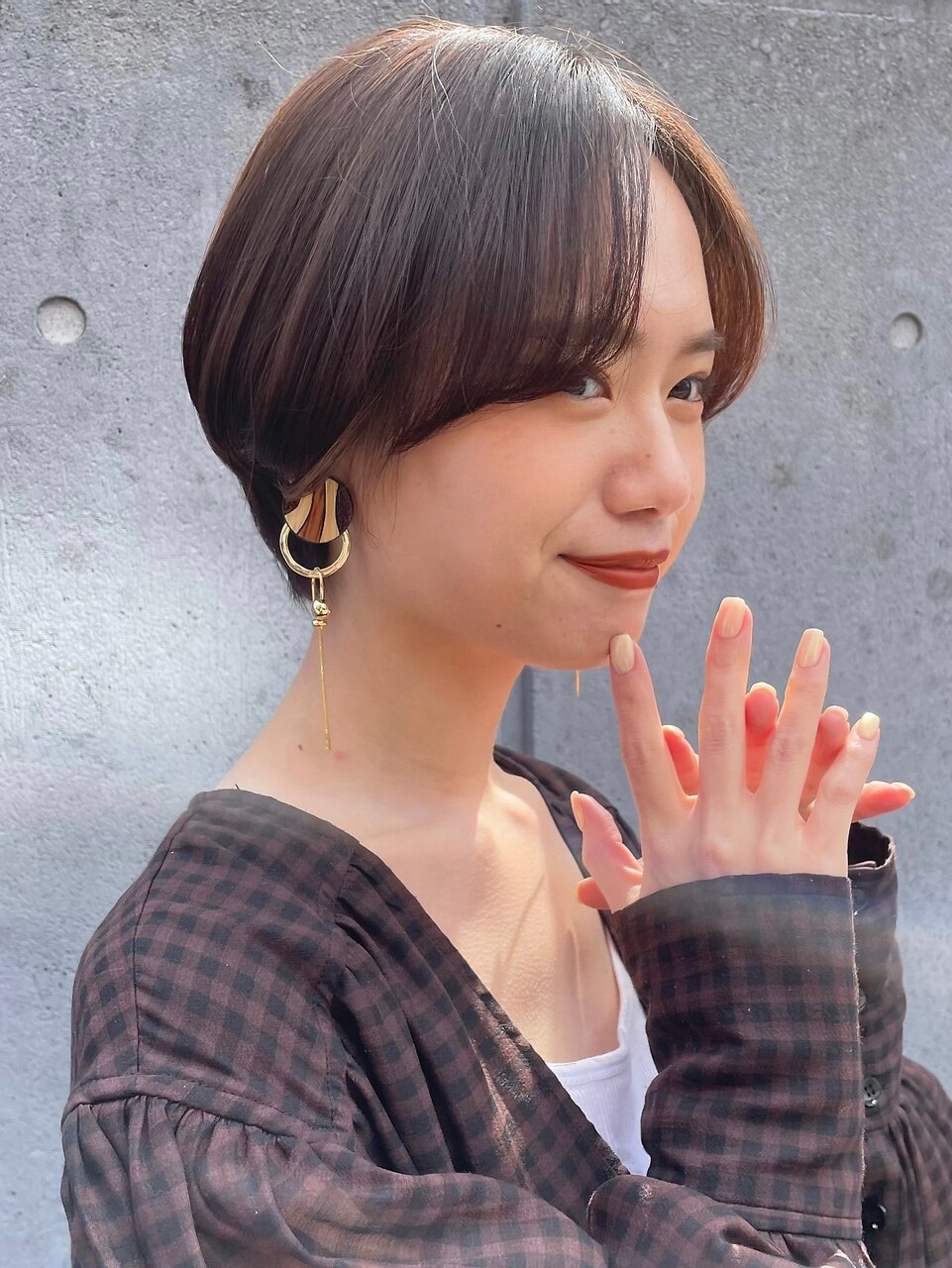 大人可愛いハンサムショート_アースカラーセンターパート