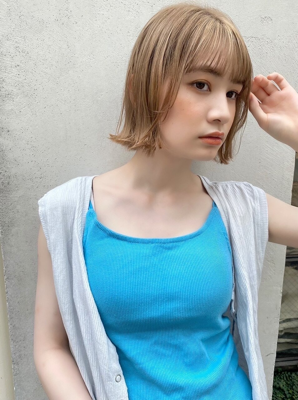 アッシュベージュってどんな色?ブリーチの有無別&レングス別カラーガイドのサムネイル画像