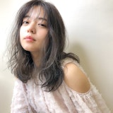 カーキグレージュってどんな髪色?色落ちからブリーチの有無別サンプル集まで