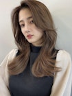 小顔に見せる韓国ヘア 流れる顔まわりカット くすみベージュ
