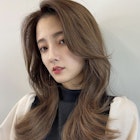 小顔に見せる韓国ヘア 流れる顔まわりカット くすみベージュ