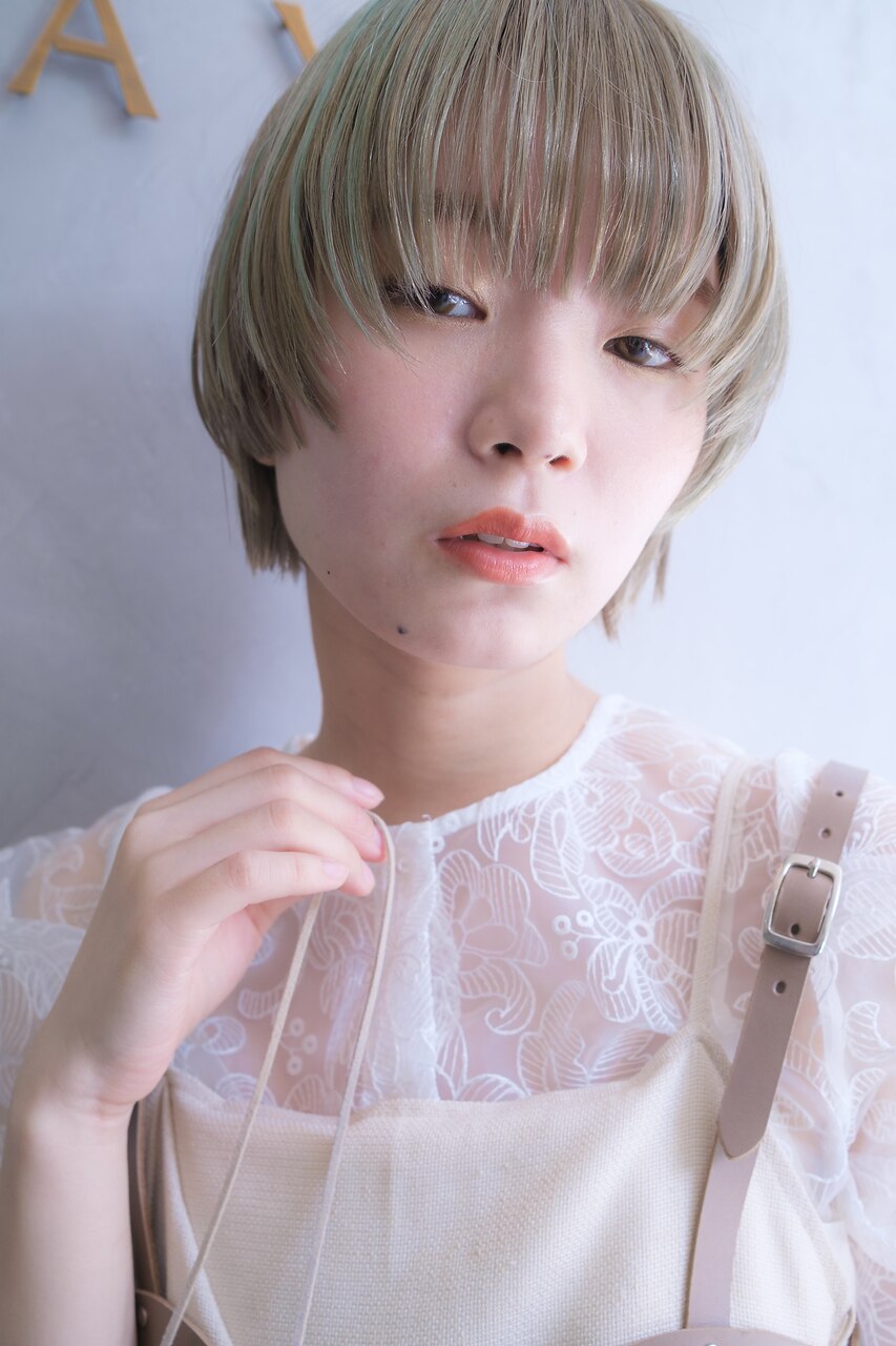 ペールトーンのデザインカラーがお洒落なマッシュショート。