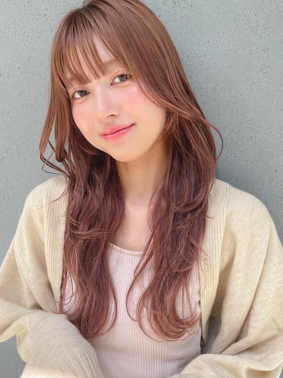 たっぷりレイヤーとピンクブラウンで甘めのオシャレヘアに
