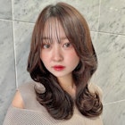 流行りの韓国ヘアはくびれセミディで決まり