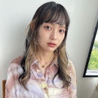 インナーカラーを活かしたリバース巻きスタイル