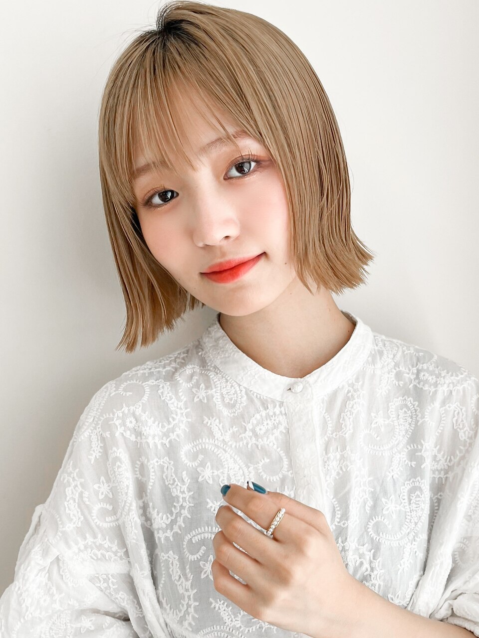 くびれヘアこなれミディホワイトグレージュネビージュ小顔