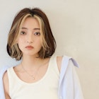 インナーカラーシアーベージュセンター分けボブ