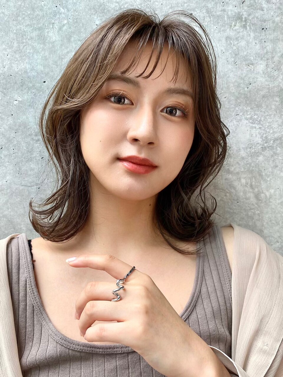 大人可愛いシースルーバング&クビレミディ