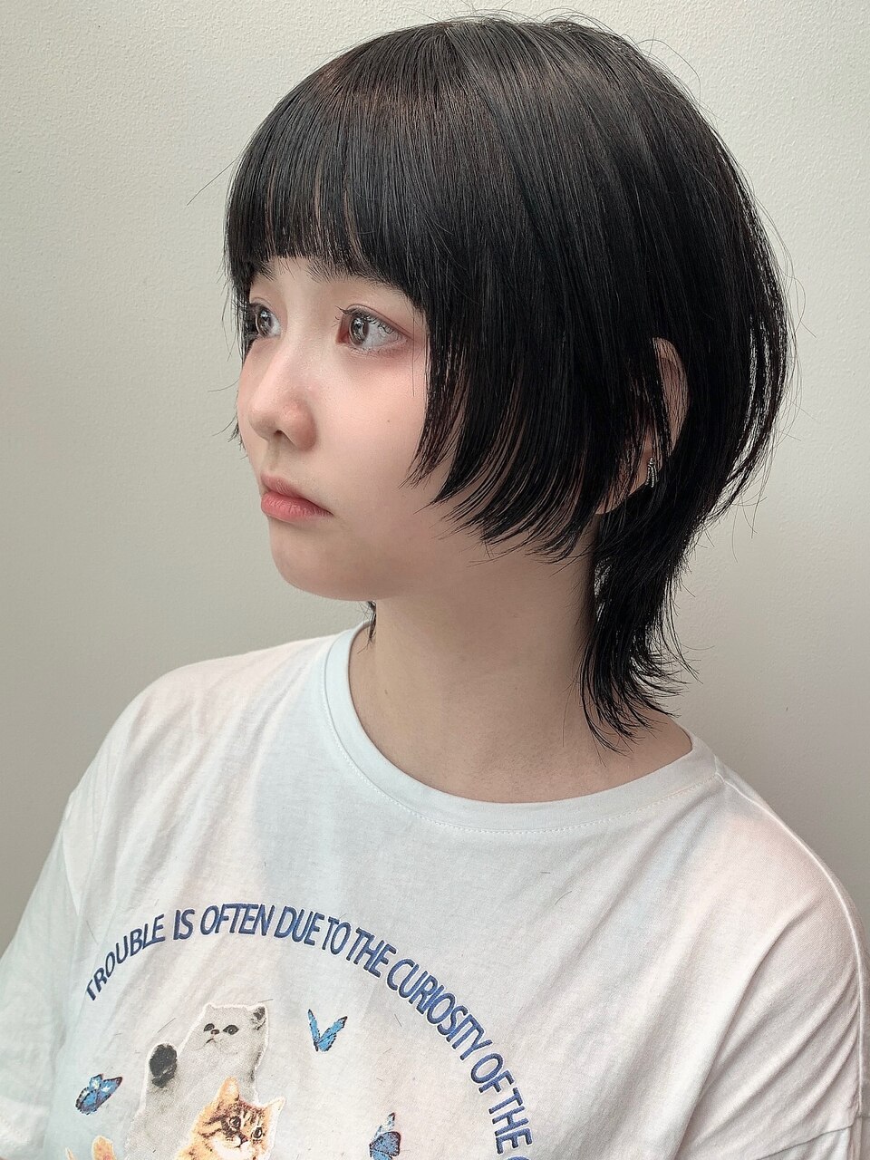 外ハネ黒髪オン眉マッシュウルフショート耳かけウルフ