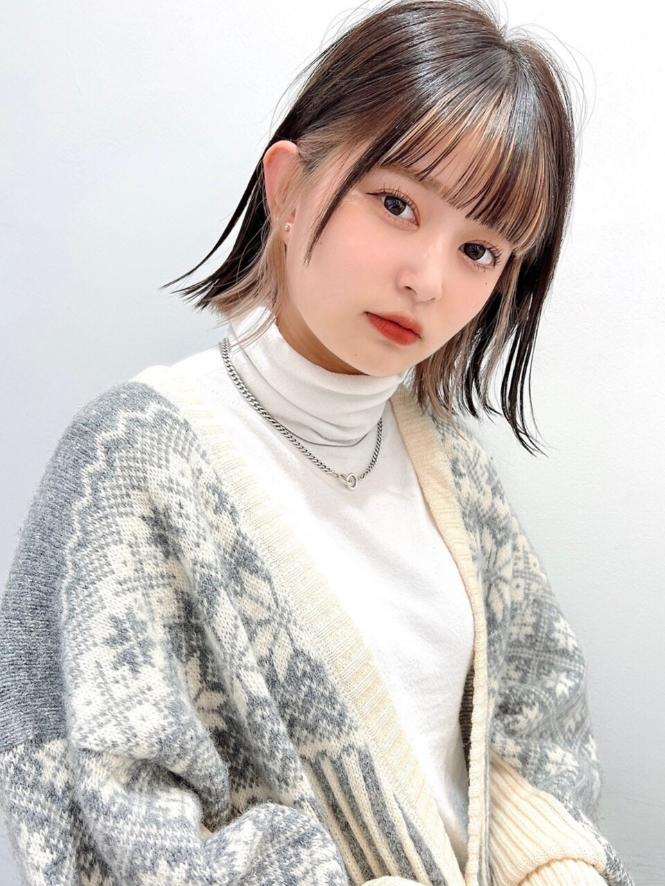 金色のインナーカラーが気になる方へ。ブリーチ有無でみる色味の印象や長さ別カタログ集のサムネイル画像