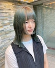顔まわりレイヤーオン眉ボブ　グリーン　ルーツカラー