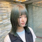 顔まわりレイヤーオン眉ボブ グリーン ルーツカラー