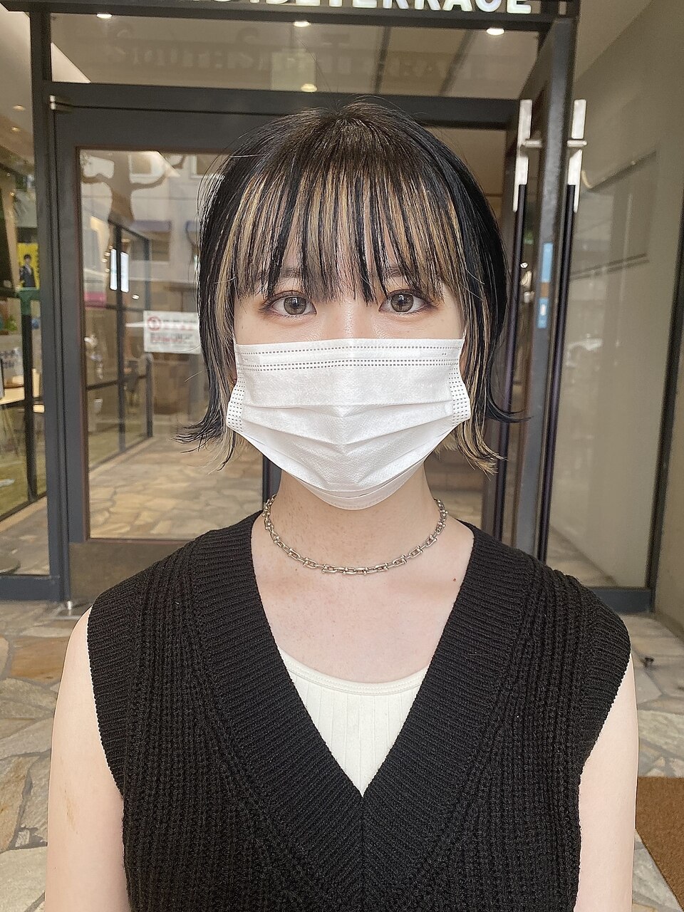 黒髪切りっぱなしボブにインナーカラー