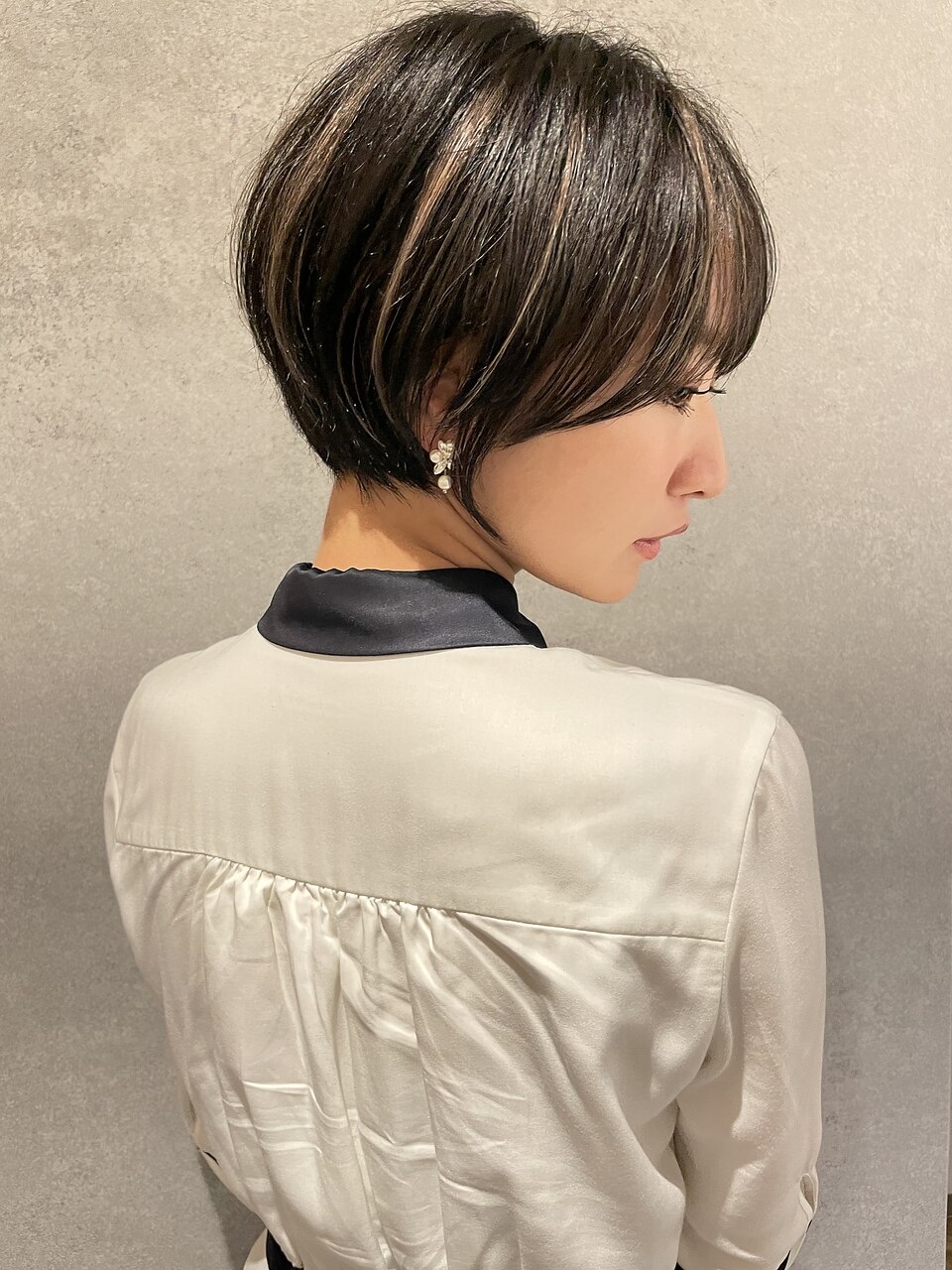 大人美人コントラストハイライトショートボブデザインカラー