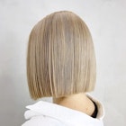 ホワイトブロンド_外ハネボブセクションカラー_ba401051