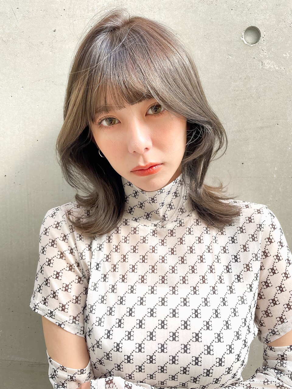 透明感たっぷりオリーブカラーな韓国風くびれヘア