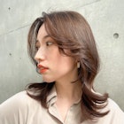 カジュアルなのに品のあるレイヤーカットとマロンベージュ