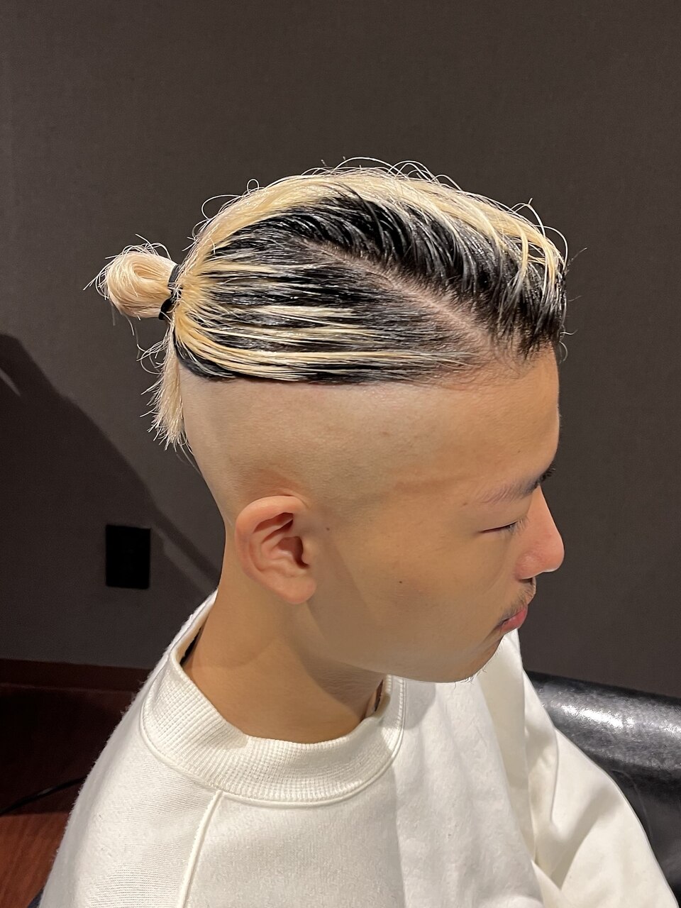 金髪マンバン 七三オールバック ツーブロックスキンフェード