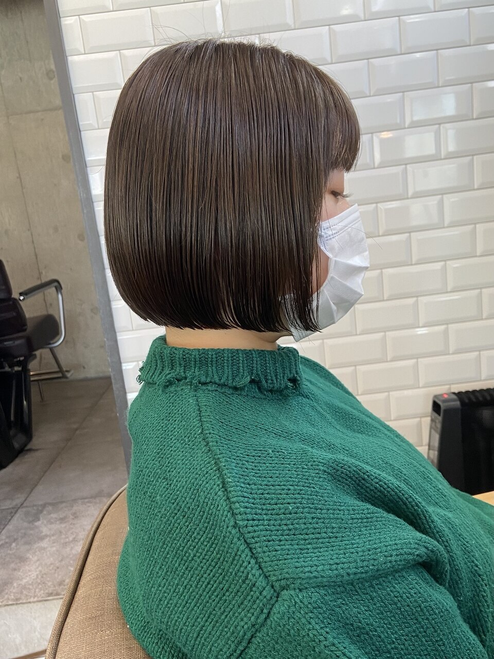 ボブミニボブツヤ髪ぷつっとカットオリーブベージュ透明感カラー