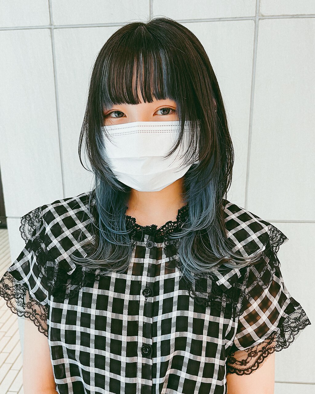 セミロングウルフ　ブルーインナーカラー