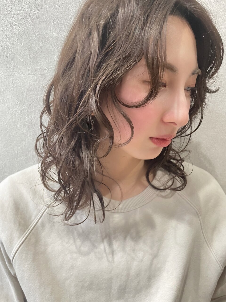 ニュアンスくるくる波巻きウェーブ長め前髪くせ毛風パーマ