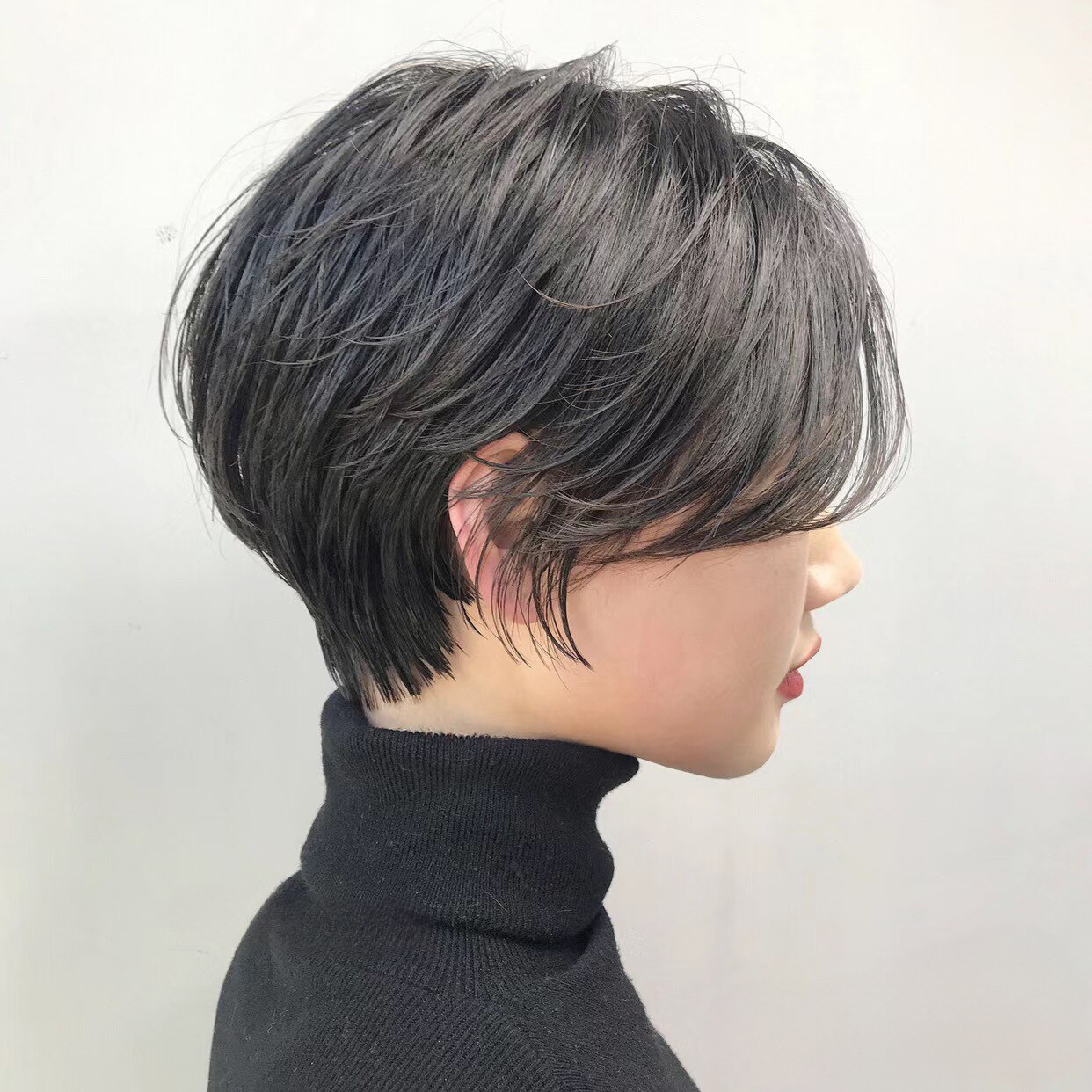大人可愛いひし形ハンサムショートボブ前下がりブラックアッシュ