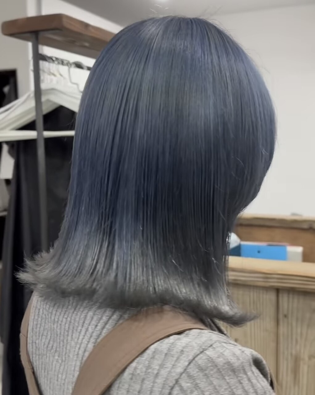 ネイビーアッシュミディアム外ハネグラデーション顔周りマッシュ