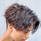 スーツ短髪ツーブロック束感モテる黒髪波巻きパーマ流行