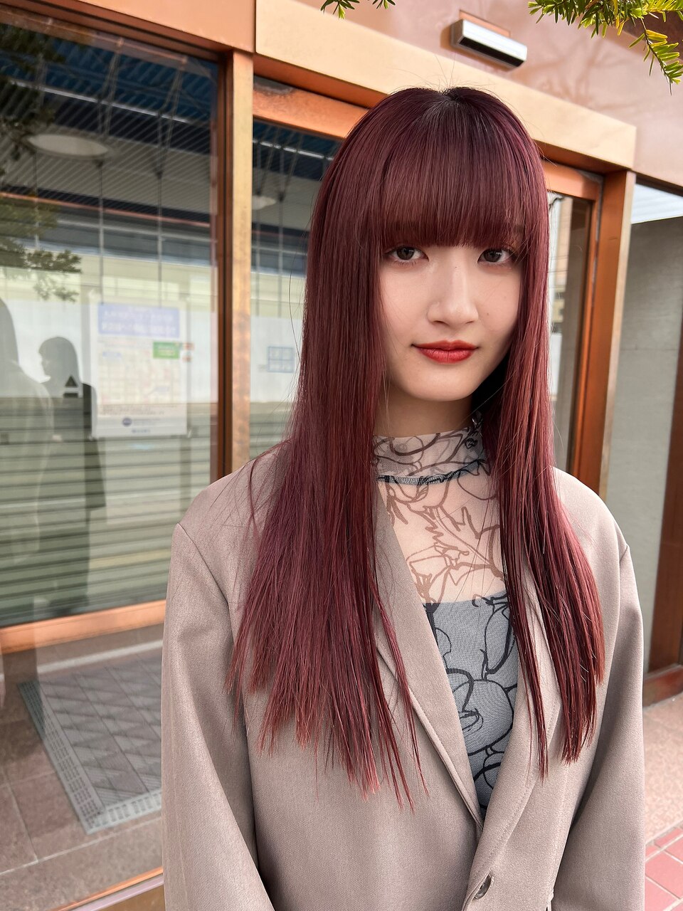 深みの赤　バーガンディ　ぱっつんロング