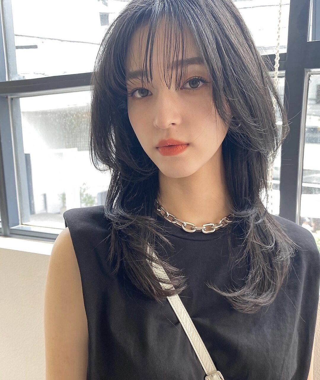 オールブラック　大人抜け感くびれロングヘアスタイル
