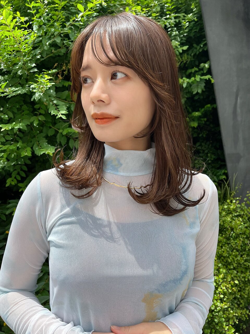 斜めバングが可愛い♪ミディアムレイヤー×シルキーベージュ