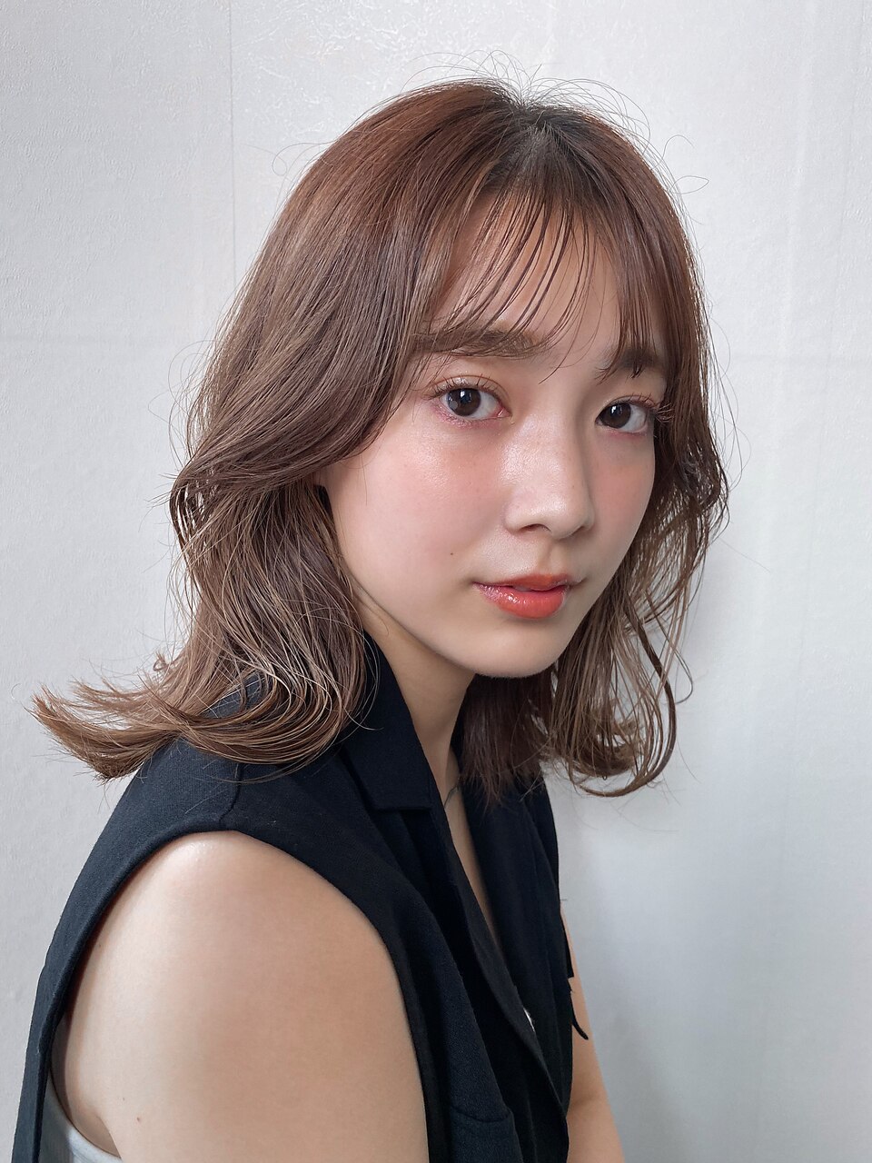 くびれパーマミディアムヘアシルキーベージュくびれヘアゆい奈