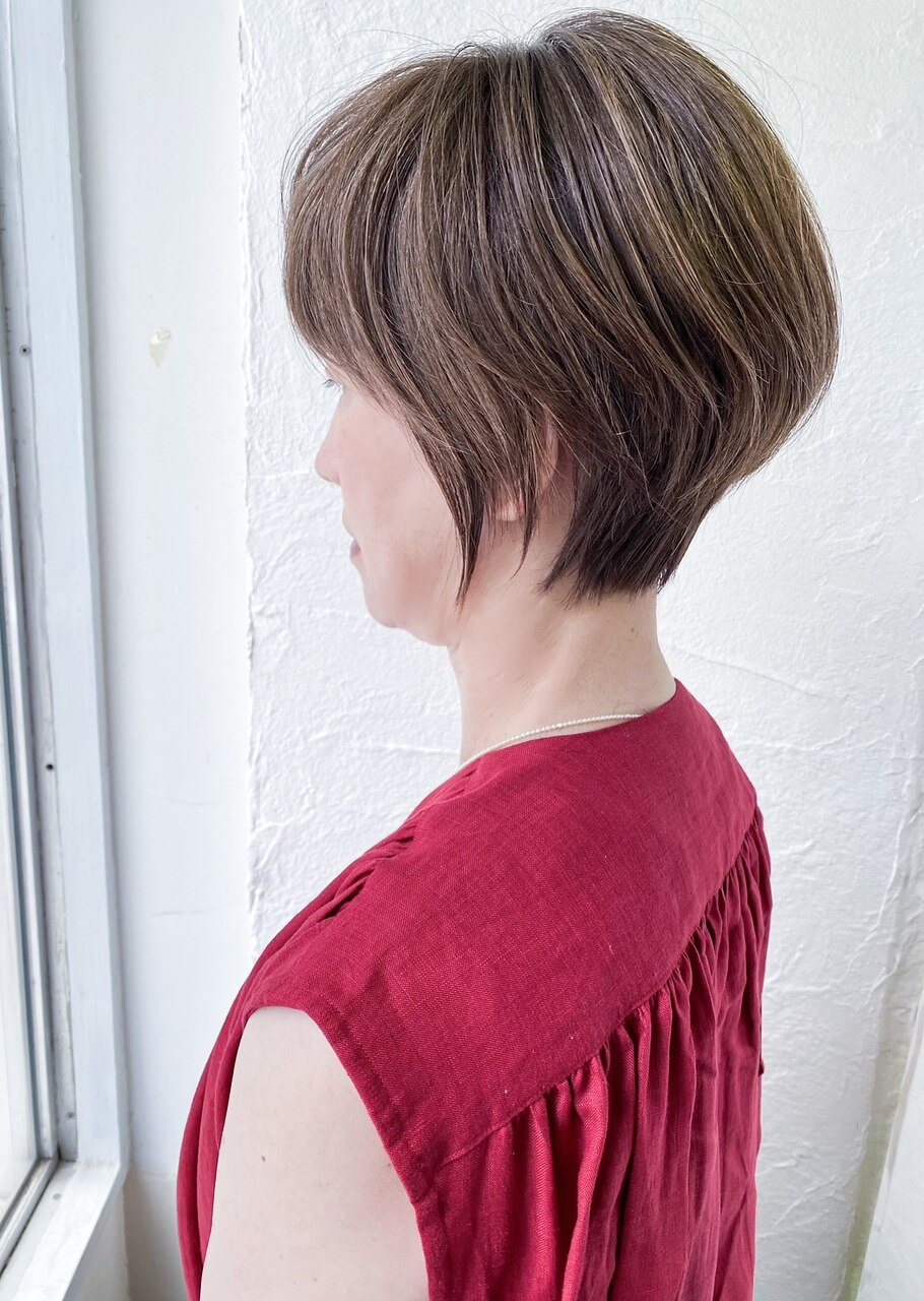 白髪ぼかしハイライト入り 小顔に見える大人美人ショートb柴立