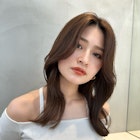 センターパートの韓国風ヘア!艶でときめくくびれミディアム