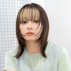 前髪インナーカラー/顔まわりレイヤー外はねミディアム