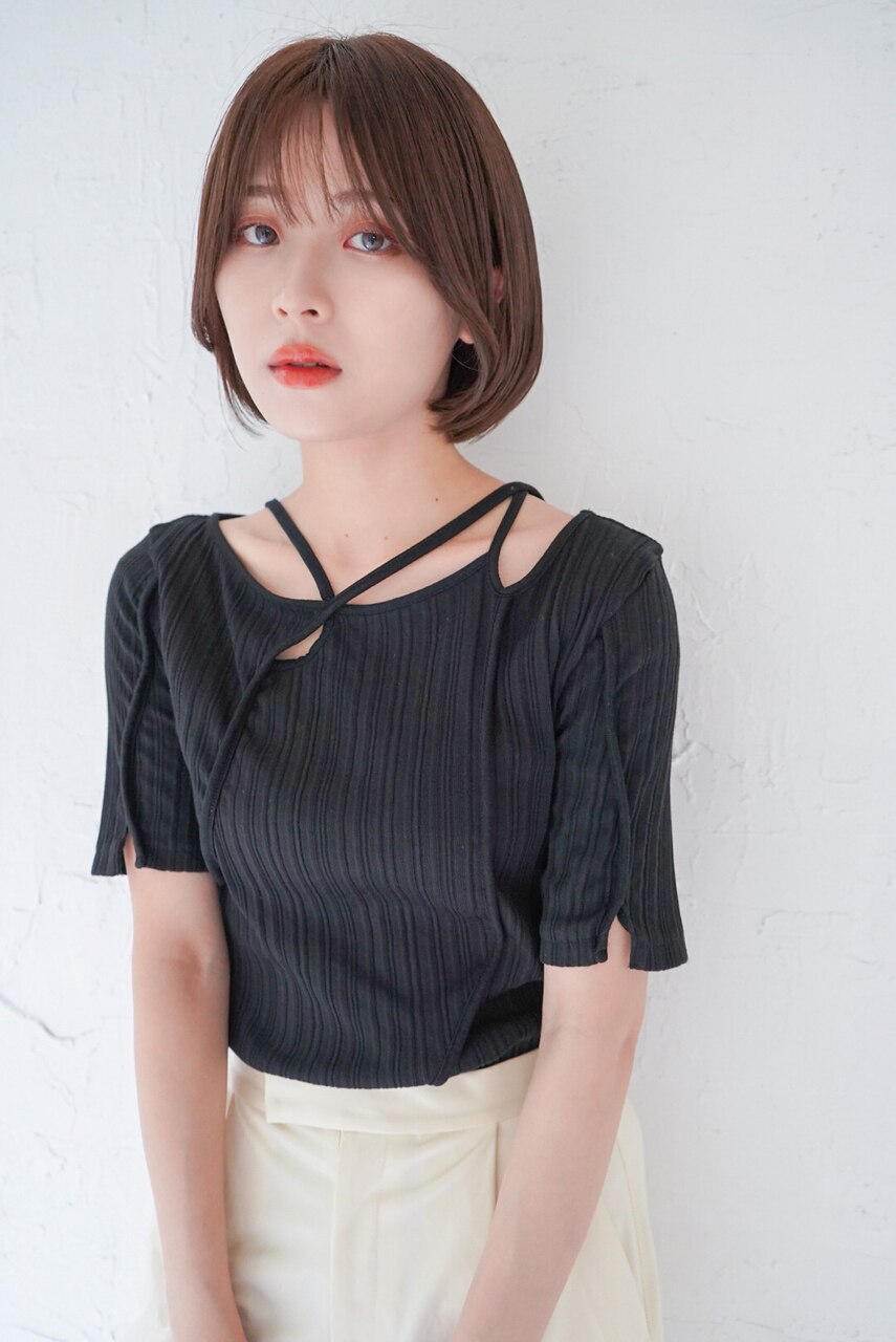 大人かわいい耳掛け大人ショートボブ