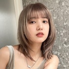 顔まわりレイヤーのデザインが可愛いミルクティーベージュカラー