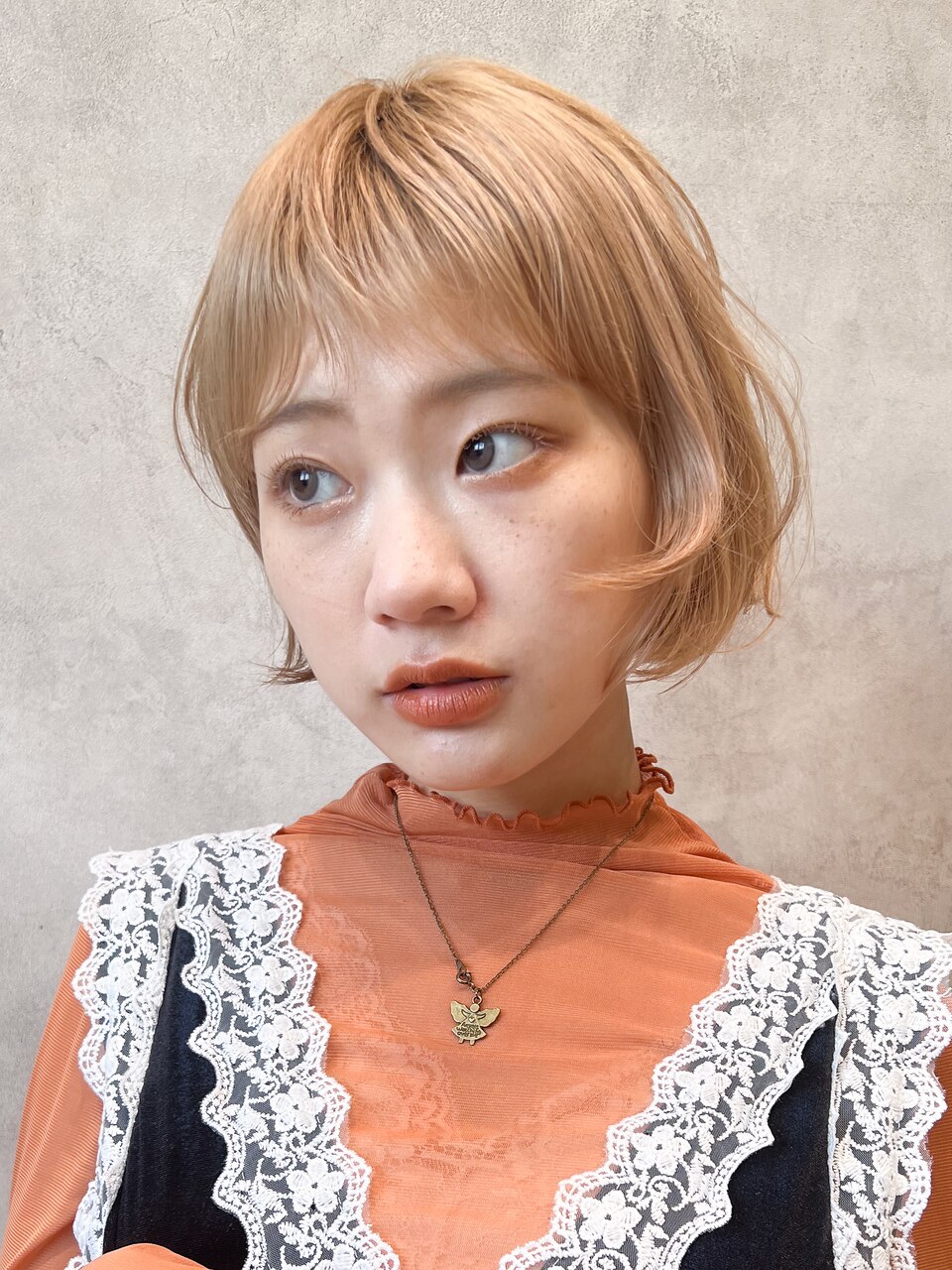 ベビーバングで魅せるニュアンスショート