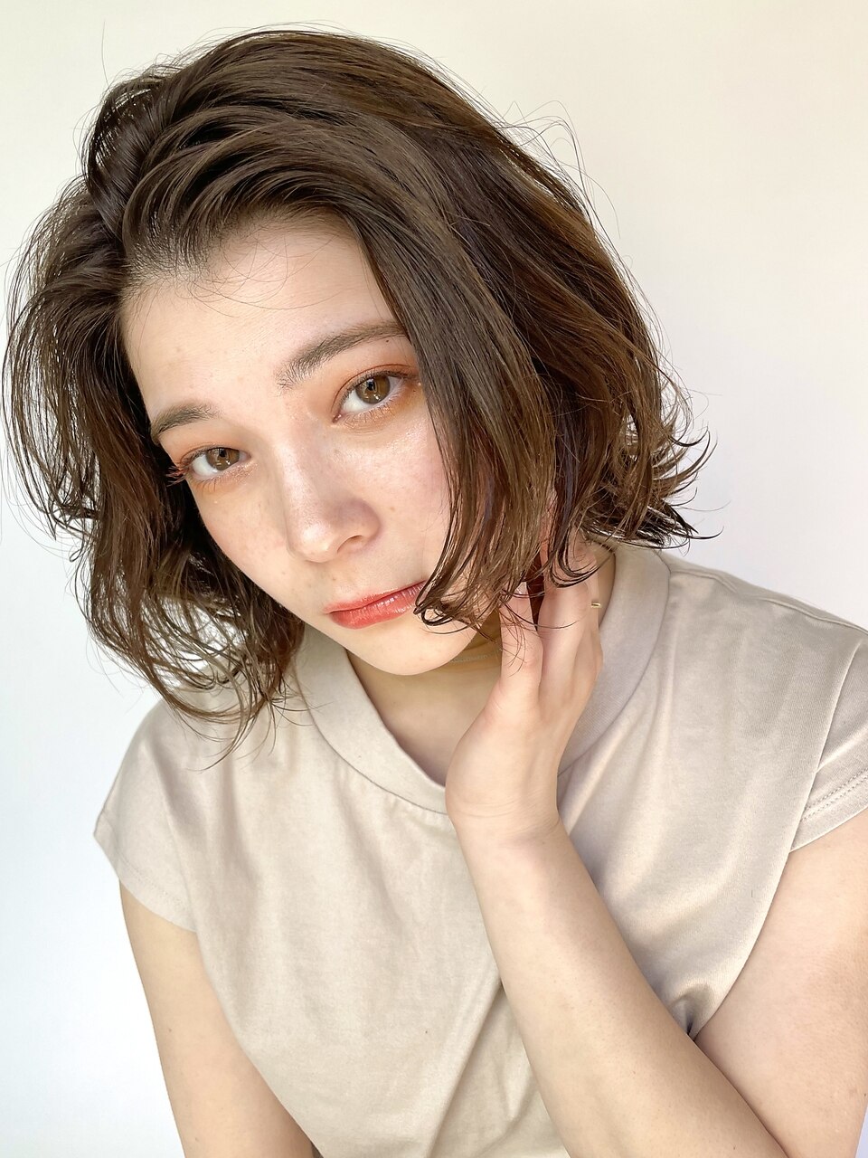 ボブパーマ 小顔レイヤーボブ くすみベージュ 外ハネくびれヘア