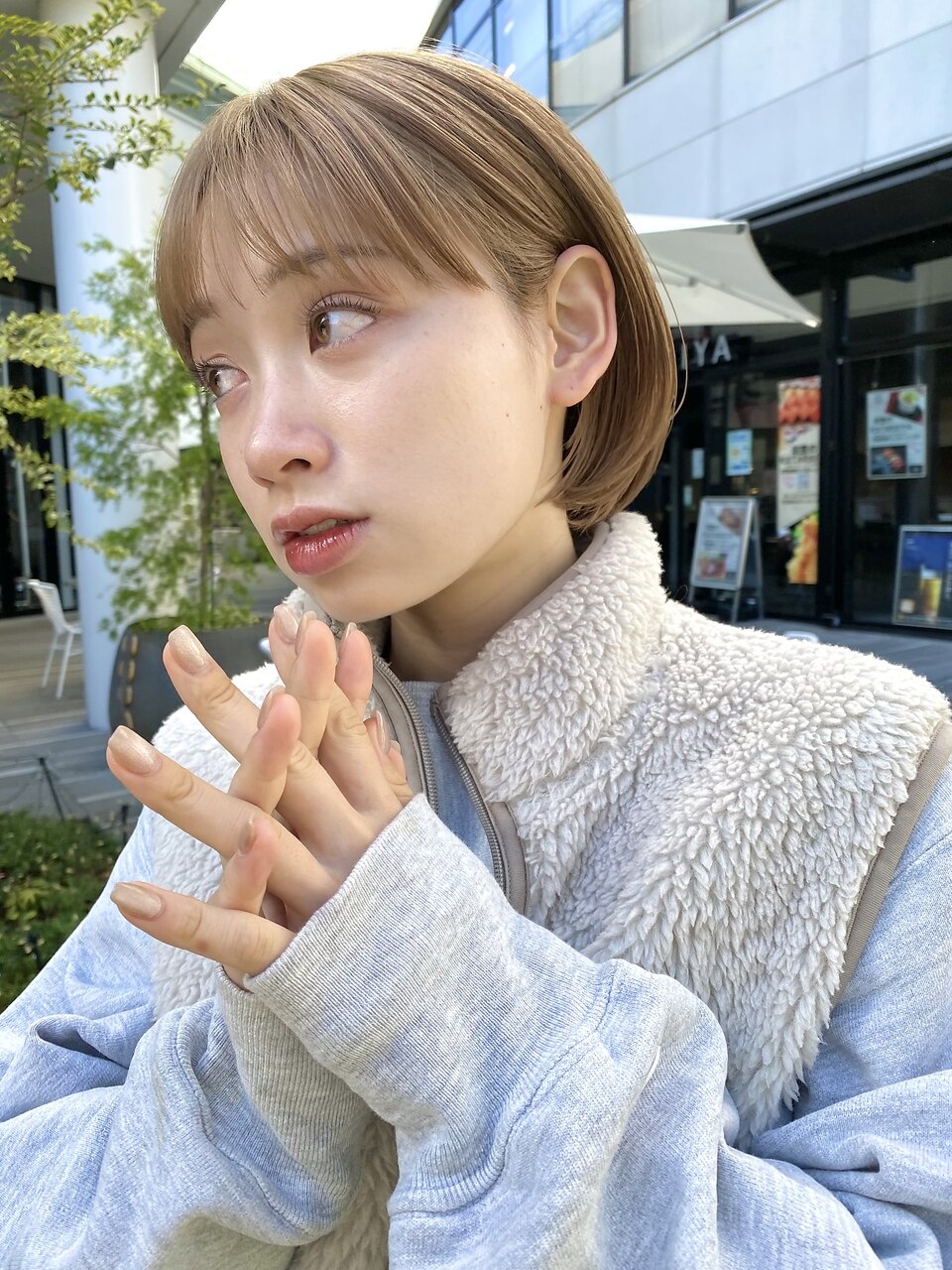 耳掛けコンパクトなグラデーションミニボブスタイル