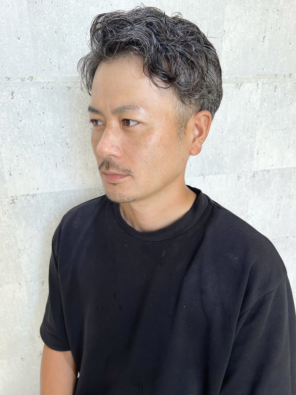 ダンディーでセクシーな大人男性（ツーブロック/メンズ/パーマ）